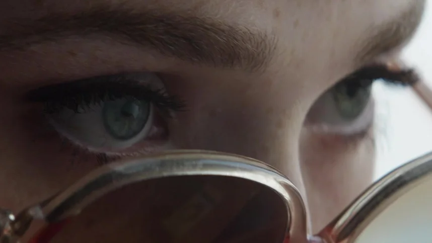 Дама в очках и с ружьем в автомобиле