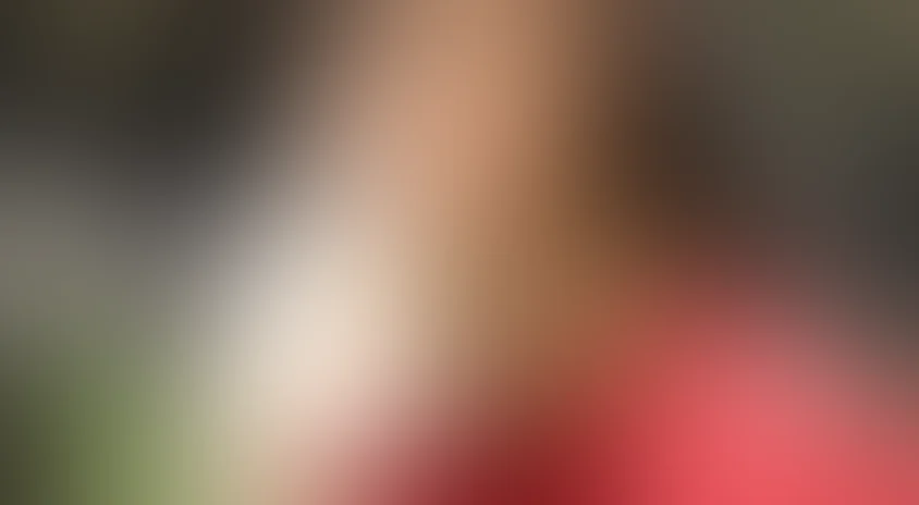 Портрет женщины в красном