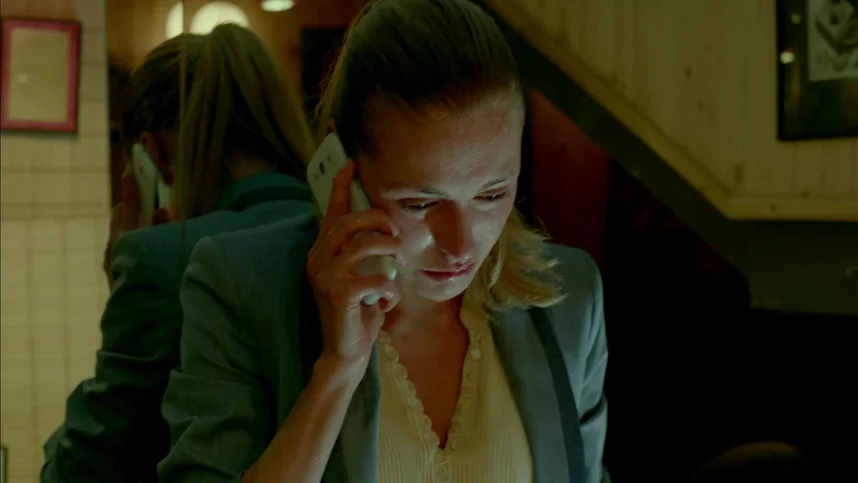 U leggingsda erotik tarzda egildi