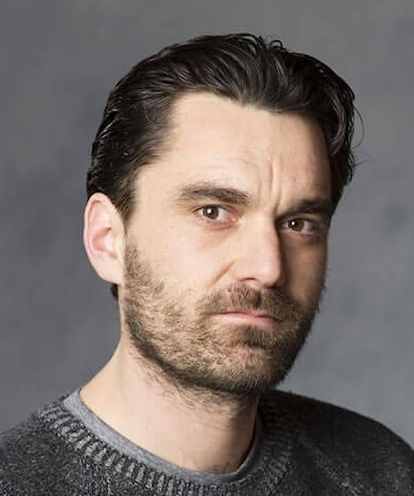 Bir qizning ogziga uning roziligisiz kirib keldim.