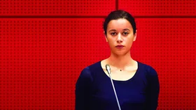 Девушка с браслетом