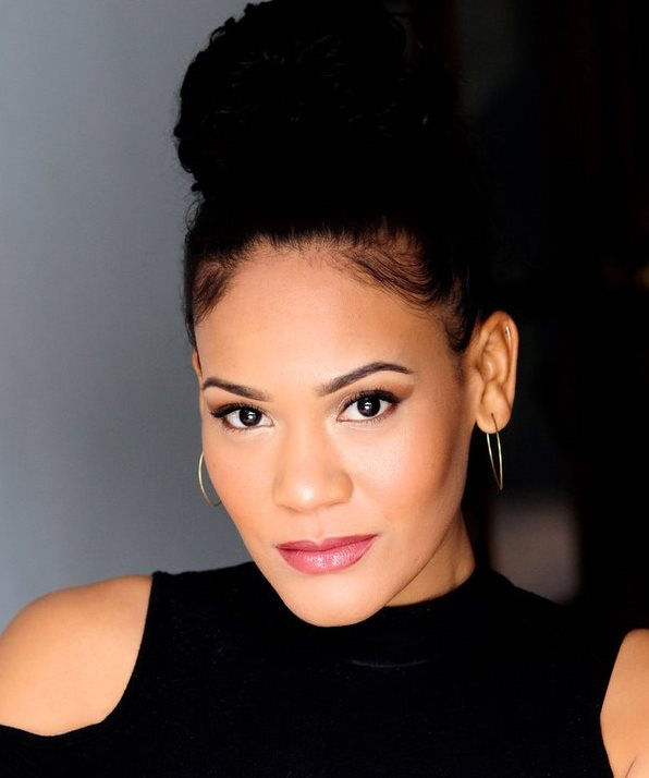 Chiroyli yalangoch qizlarning havaskor fotosuratlari