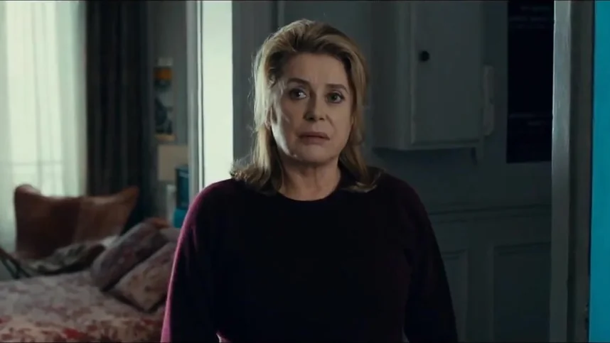 Женщина во дворе