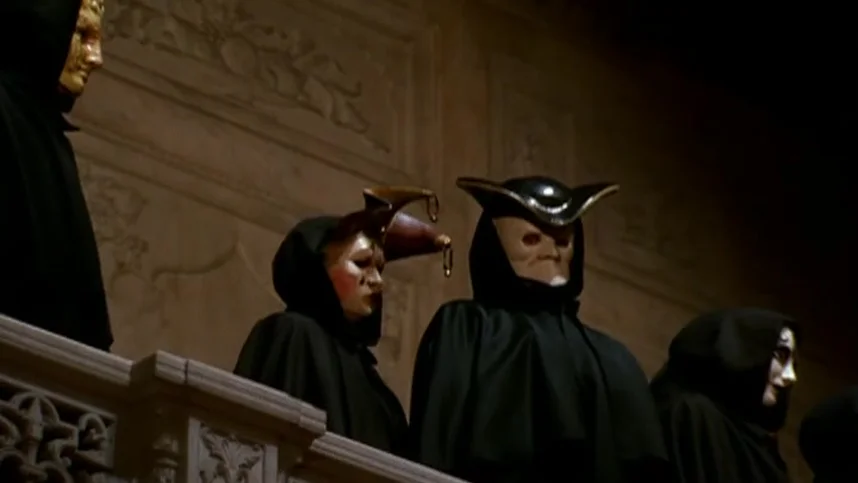 С широко закрытыми глазами