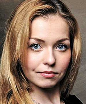 Xotin eriga ayollarning ichki kiyimlarini kiydiradi