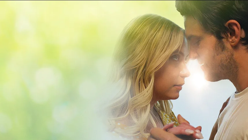 Appendektomiya chandigi bilan yalangoch qizning fotosurati