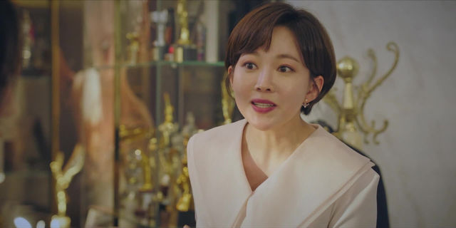 Жалаңаш томбас әйелдердің кискаларын көрсетіп жатқан видеосы