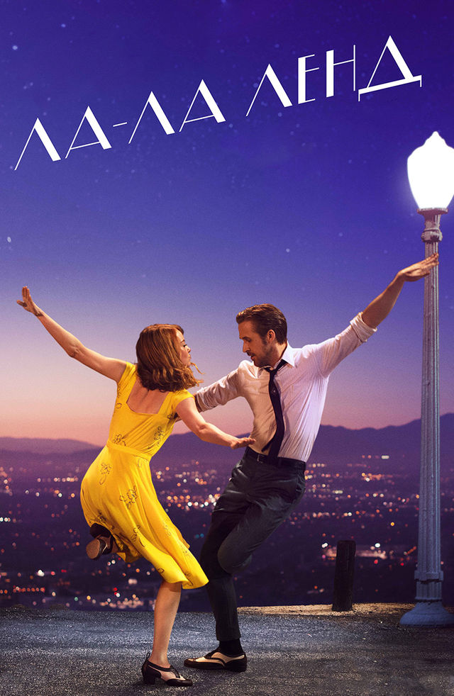 Xotinning ochiq havoda erkakni sorishi tasvirlangan video