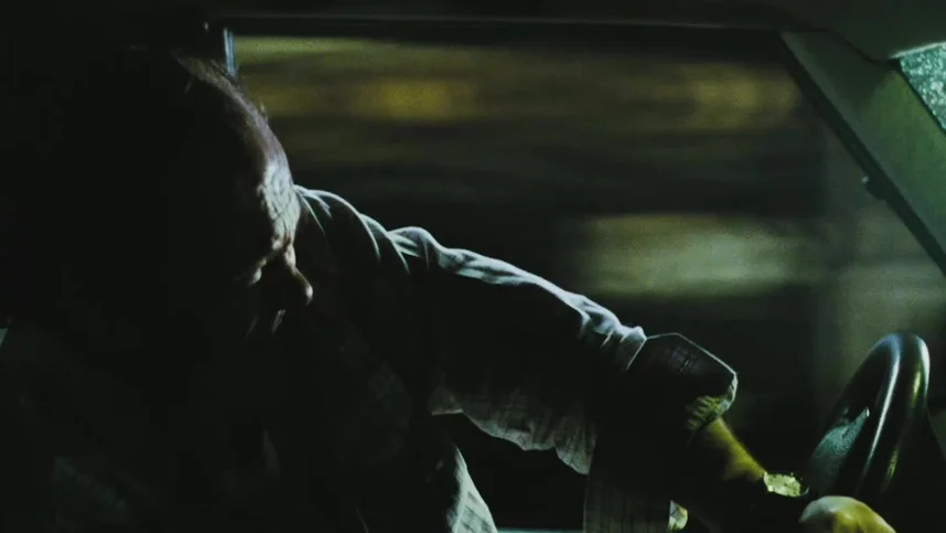 Девушка с татуировкой дракона