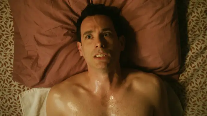 Rus pornosini tomosha qiling: Xotin ikki erkak bilan aldaydi