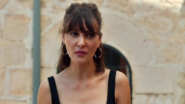 Porno bekasi bir shit oladi va u uni yaladi