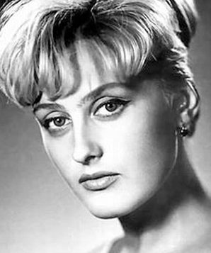 Yetuk xotin erining oldida sikiladi (porno)