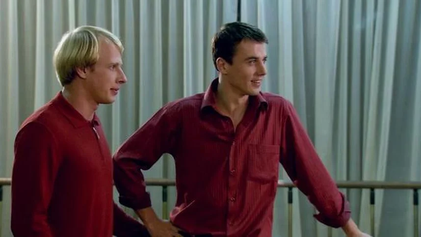 Butalar ichida yalangoch qizlar rasmlar