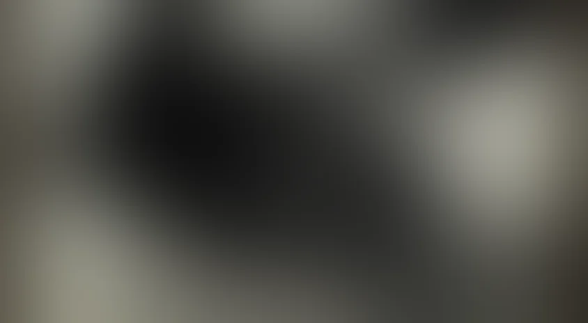 Женщина в песках