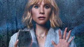 Женщина в доме напротив девушки в окне