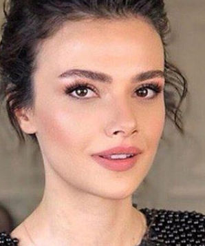 Qora yaltiroq taytdagi qoramagiz ayol sexy pozada