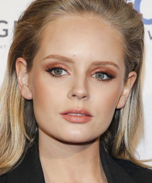 Yuzlarida sperma bilan qora tanli ayollar