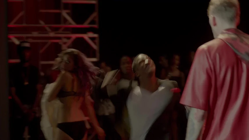 За кулисами