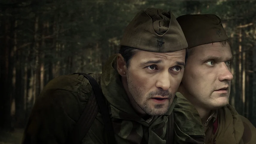 Uning etagiga qaradi va porno videolarni korib, uni sikdi