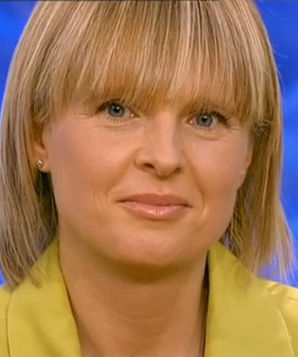 Қыз үлкен затпен мастурбация жасайды