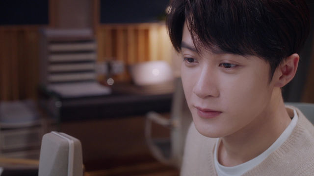 Hamma rus qoshiqchilari yalangoch.