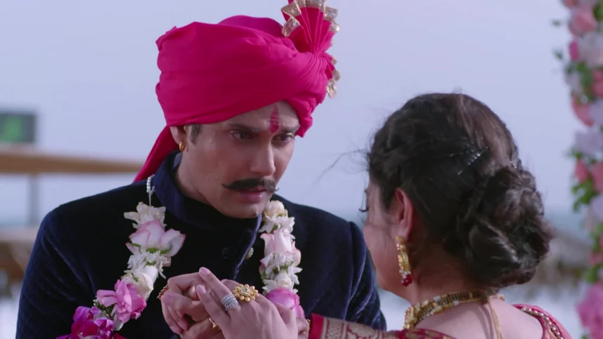 Katta kokrakli bikinili qizlarning fotosuratlari