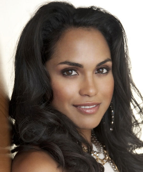 Ayollar erkakni topga tepmoqda (porno)