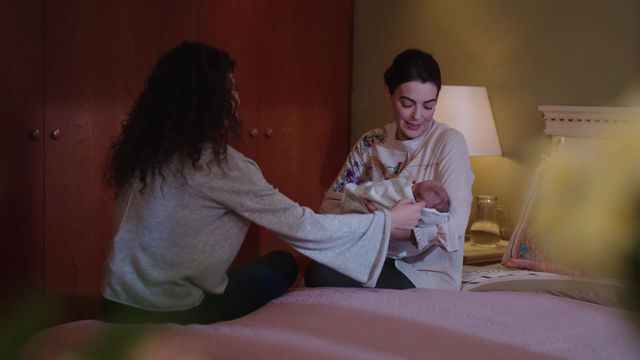 Yalangoch ayollar dushda yuvinadilar