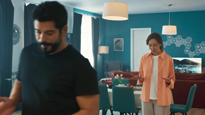 Nemis ayollari plyajda tepasiz