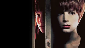 Одинокая белая женщина