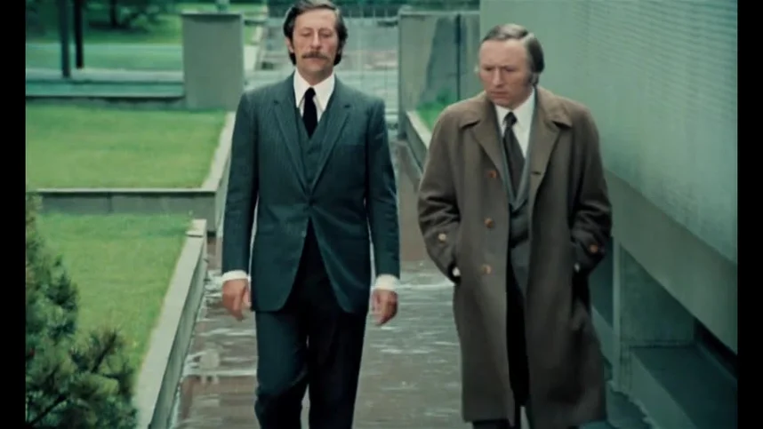 Высокий блондин в черном ботинке