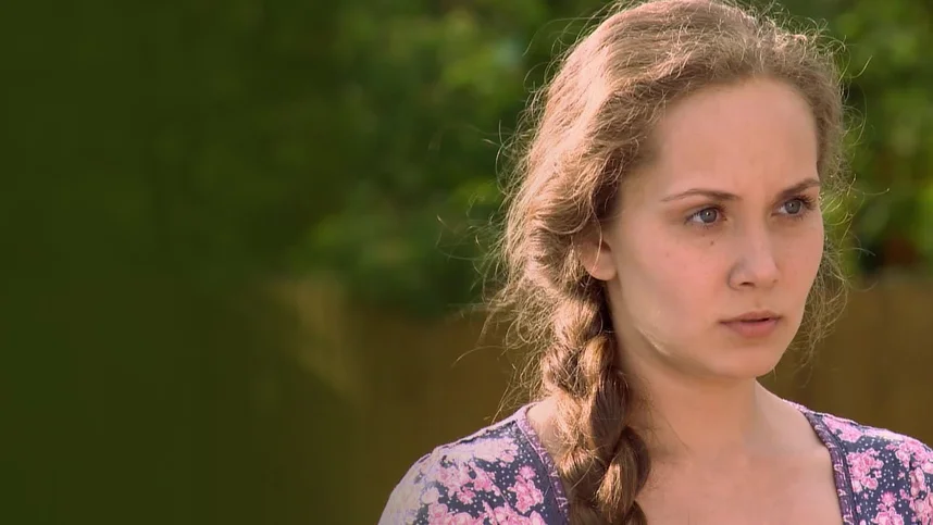 Dostlar bir-birlariga qollarini korsatishadi