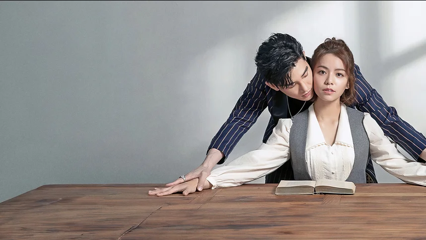 Tangalar va külotlu çoraplardagi yalangoch ayollar