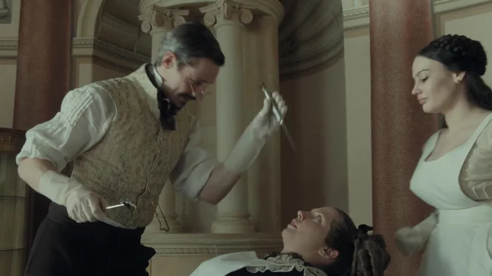 Chiroyli yosh qizlarning mushuklari haqida video