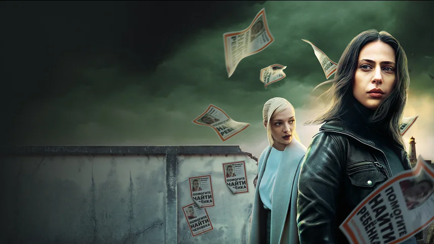 Orqadan baland poshnali va paypoq kiygan seksual ayollar