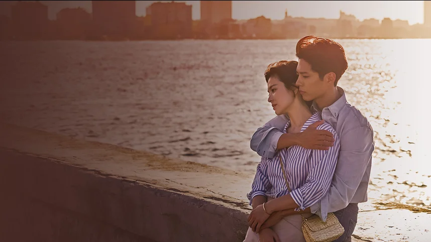 Jamoat metrosida bir yigit uning yubkasi ostidagi mushukchasini barmoqlarini silaydi.