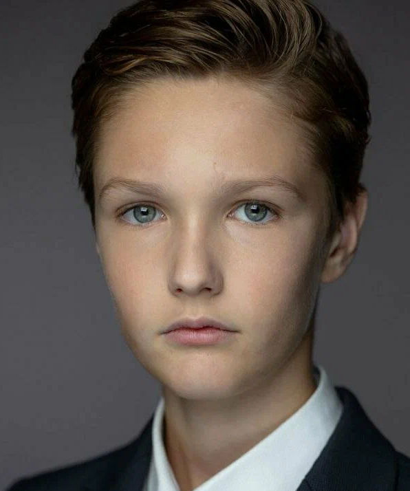 Oq paypoq kiygan yalangoch qizlar