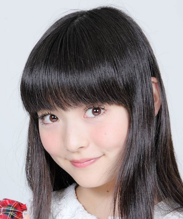 Xojayin mushuk yalash uchun oyoqlarini yoydi