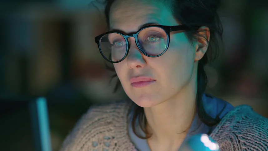 Ularning porno videosi navbatma-navbat mushukchada kamming qiladi