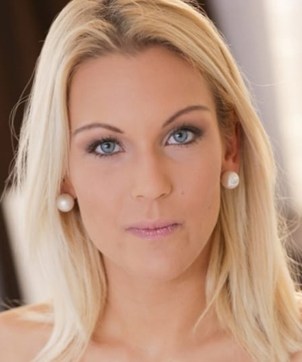 Schlanke und atemberaubende Ungarische blonde Cecilia Scott will einige anal