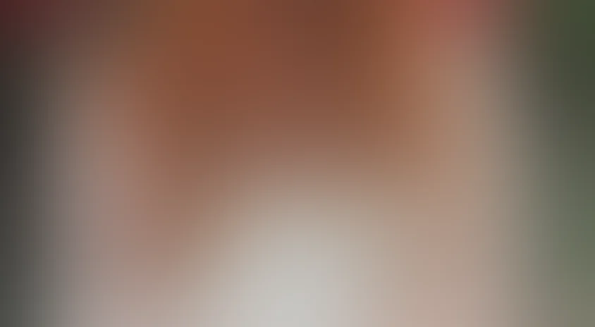 Девушка с персиками