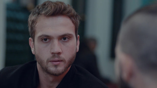 Yigitning tomogiga qattiq sikiladi