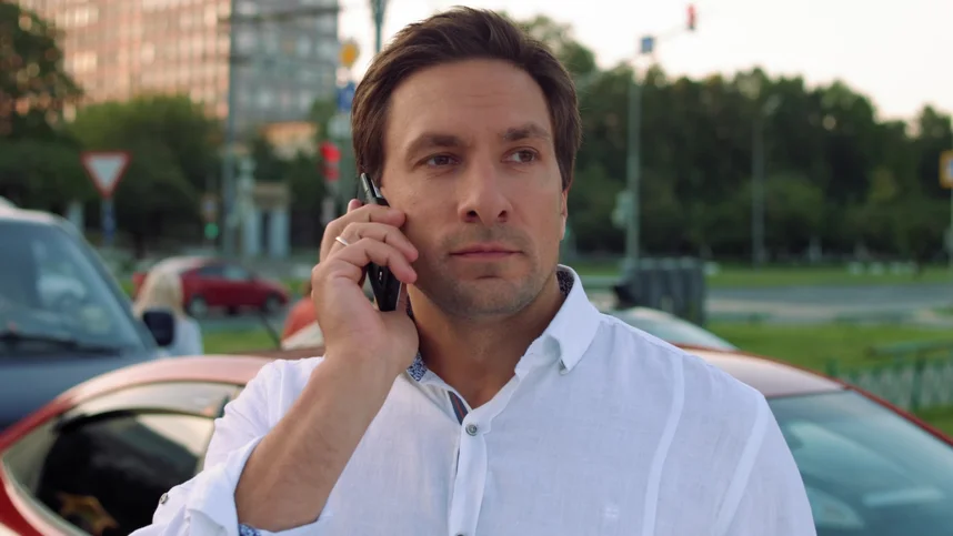 Oyoqlarini yoyib, mushukini korsatgan ayolning porno surati