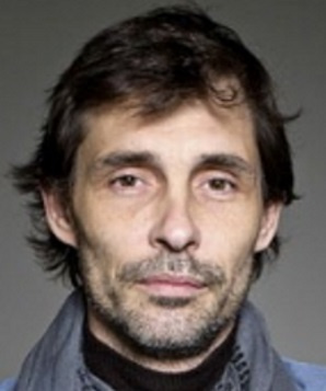 Эрдал бешикчиолу. Эрдал Бешикчиолу актер. Эрдал Бешикчиолу бумажный дом.