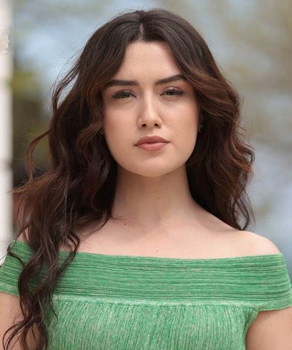 Gimnastikachi uning mushukini yoyadi