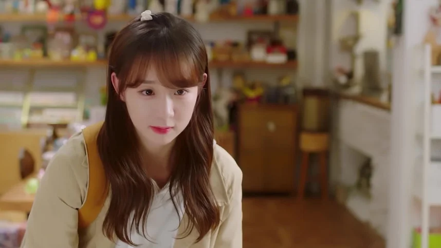 Qisqa koylakdagi porno gozallik uning külotlarini korsatadi