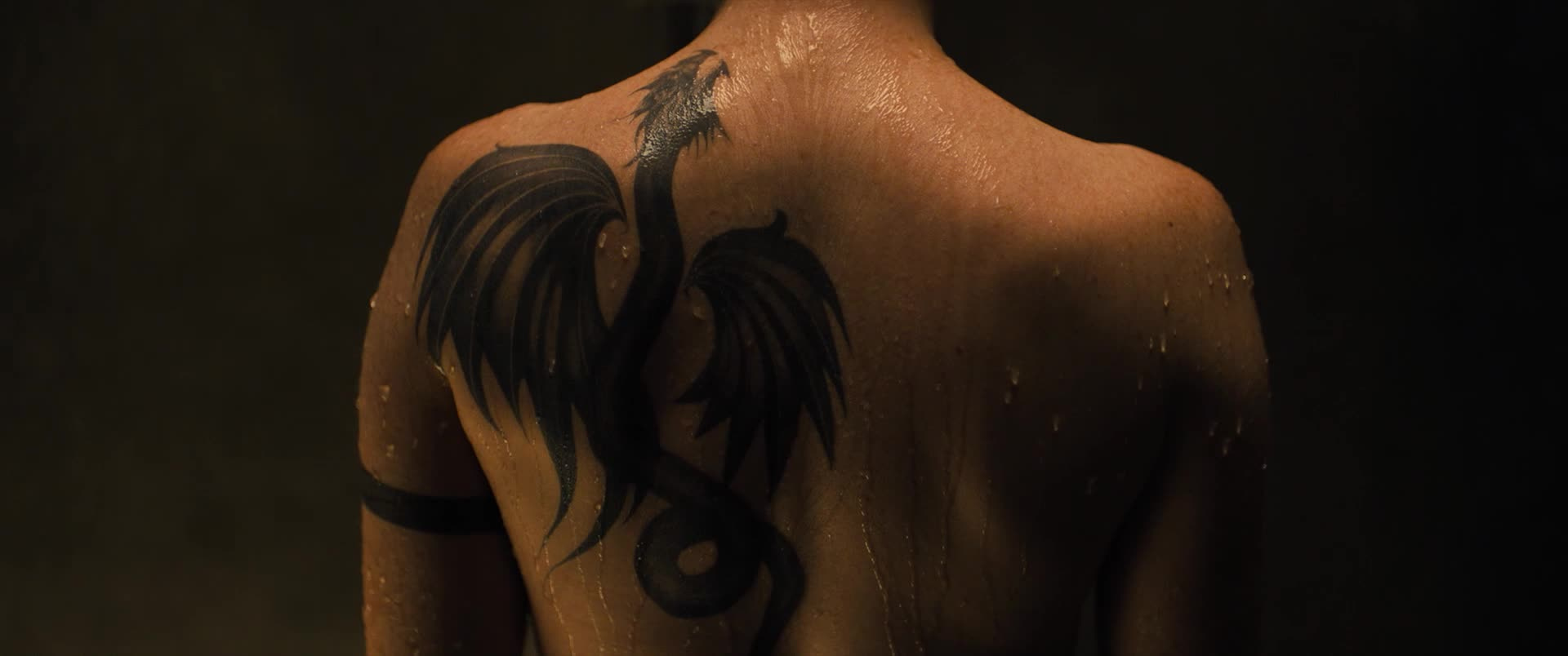 Клэр Фой девушка с татуировкой дракона